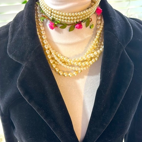 BCBGMaxAzria black velvet jacket with a bit of stretch - Picture 2 of 6